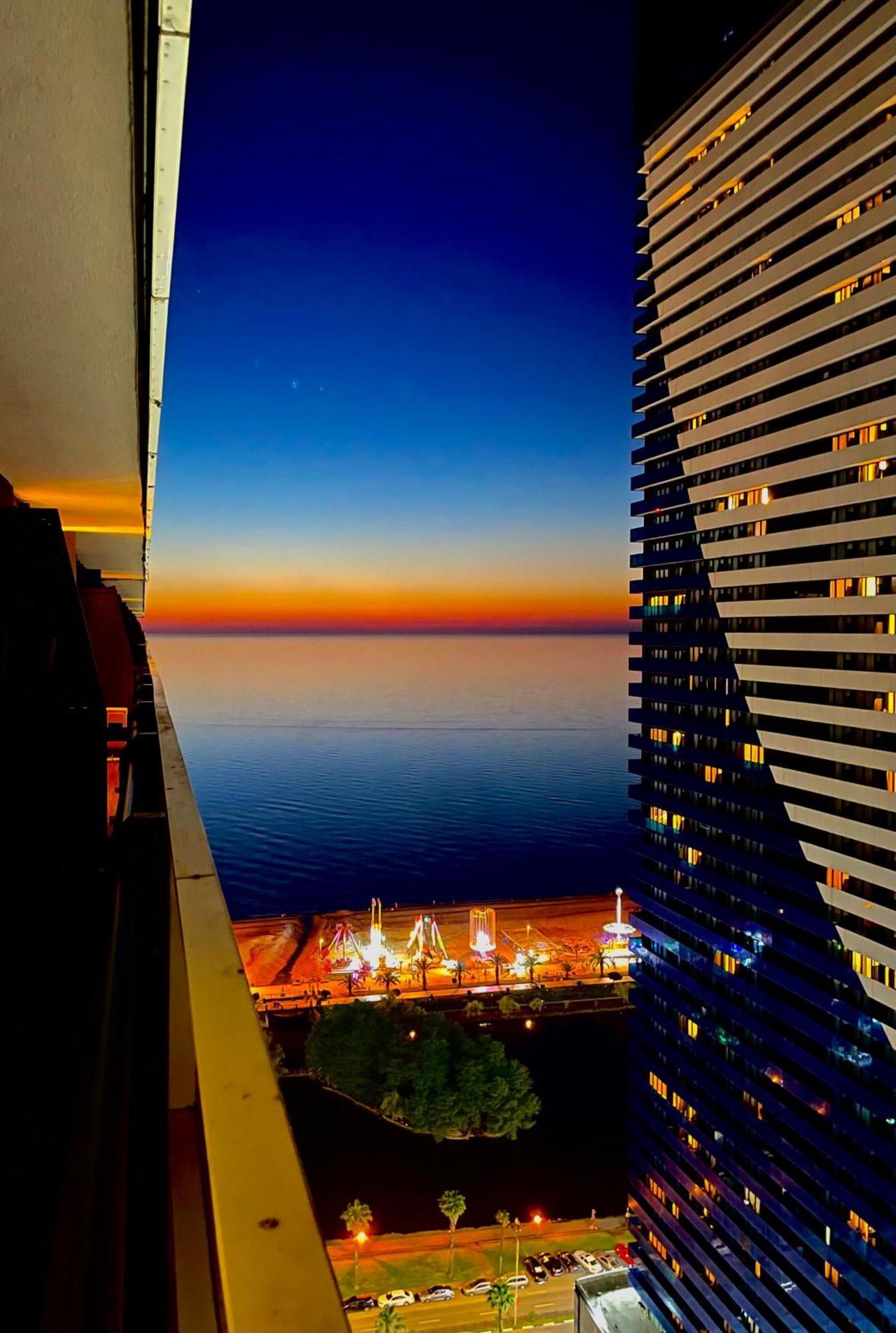 Sky Apartments Батуми Екстериор снимка